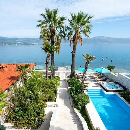 Mirjana - Exclusive Beachfront 6 Bedroom With Pool Villa