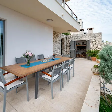 Villa Mirjana - Exclusive Beachfront 6 Bedroom With Pool Trogir