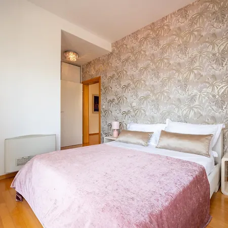 Mirjana - Exclusive Beachfront 6 Bedroom With Pool * Trogir