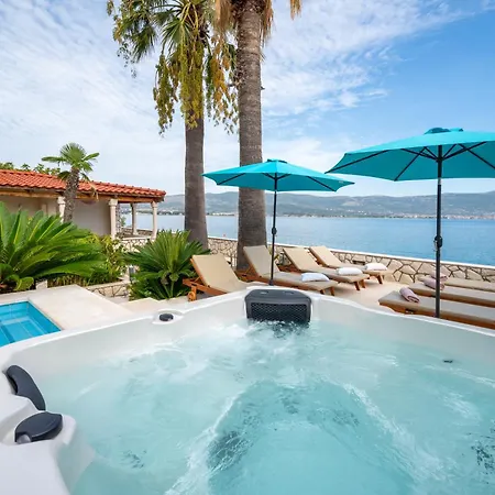 Mirjana - Exclusive Beachfront 6 Bedroom With Pool Villa *