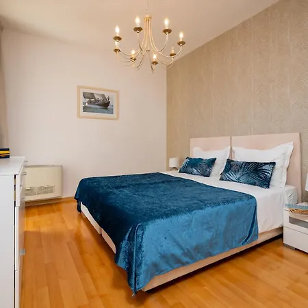 Mirjana - Exclusive Beachfront 6 Bedroom With Pool * Trogir