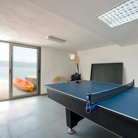 Mirjana - Exclusive Beachfront 6 Bedroom With Pool Villa