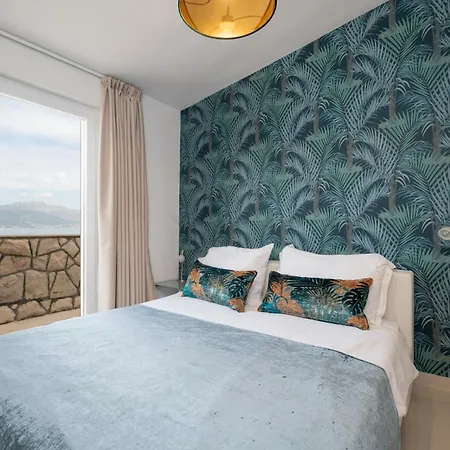 Mirjana - Exclusive Beachfront 6 Bedroom With Pool Villa *