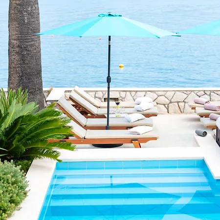 Villa Mirjana - Exclusive Beachfront 6 Bedroom With Pool Trogir