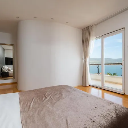 Villa Mirjana - Exclusive Beachfront 6 Bedroom With Pool *