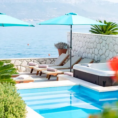 Mirjana - Exclusive Beachfront 6 Bedroom With Pool Trogir