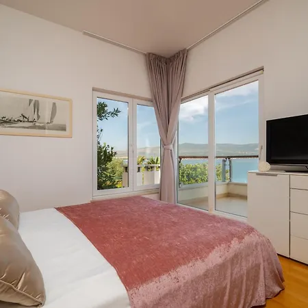 Villa Mirjana - Exclusive Beachfront 6 Bedroom With Pool Trogir