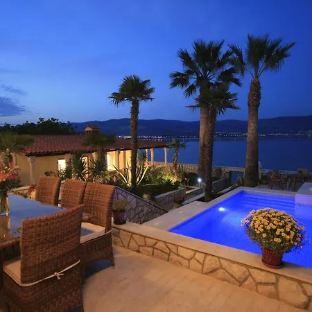 Mirjana - Exclusive Beachfront 6 Bedroom With Pool Villa