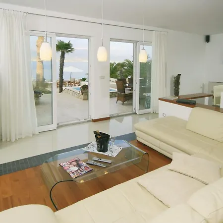 Mirjana - Exclusive Beachfront 6 Bedroom With Pool Villa Trogir
