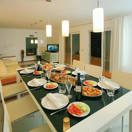 Villa Mirjana - Exclusive Beachfront 6 Bedroom With Pool